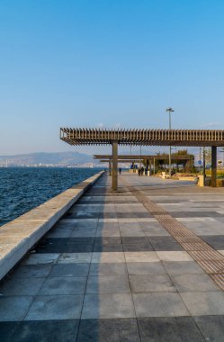 İzmir, Türkiye - 7 Kasım 2022 - Kıyı yürüyüşü