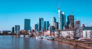 Frankfurt, Almanya - 5 Nisan 2023 - Frankfurt ufuk çizgisinin panoramik görüntüsü