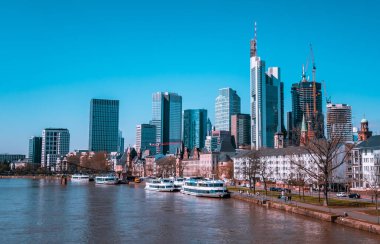 Frankfurt, Almanya - 5 Nisan 2023 - Frankfurt ufuk çizgisinin panoramik görüntüsü
