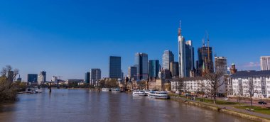 Frankfurt, Almanya - 5 Nisan 2023 - Frankfurt ufuk çizgisinin panoramik görüntüsü