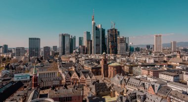 Frankfurt, Almanya - 5 Nisan 2023 - Frankfurt ufuk çizgisinin panoramik görüntüsü