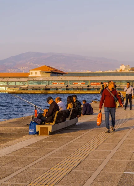 Izmir Turquie Novembre 2022 Personnes Marchant Sur Promenade Côtière — Photo