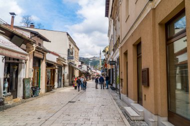 Saraybosna, Bosna - 8 Mayıs 2023 - Miljacka Nehri üzerindeki binalar