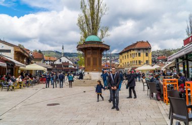 Saraybosna, Bosna - 8 Mayıs 2023 - Sebilj Çeşmesinde turistler