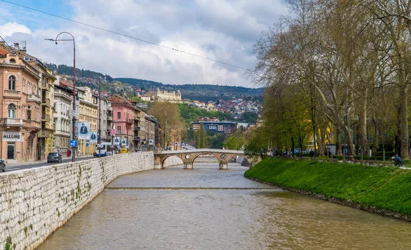 Sarajevo Bosnia Mayo 2023 Edificios Río Miljacka Con Puente Latino Imagen De Stock