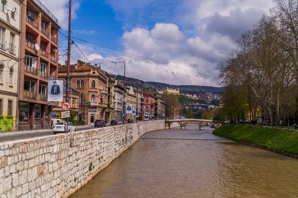 Sarajevo Bosnie Mai 2023 Bâtiments Sur Rivière Miljacka Avec Pont Photos De Stock Libres De Droits