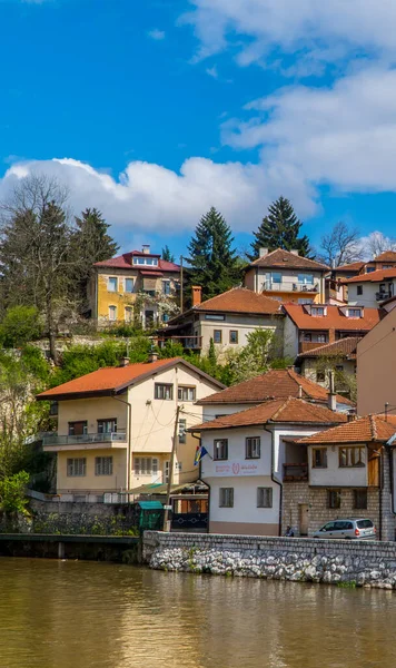 Σαράγεβο Βοσνία Μαΐου 2023 Κτίρια Στον Ποταμό Μιλιάκα Εικόνα Αρχείου