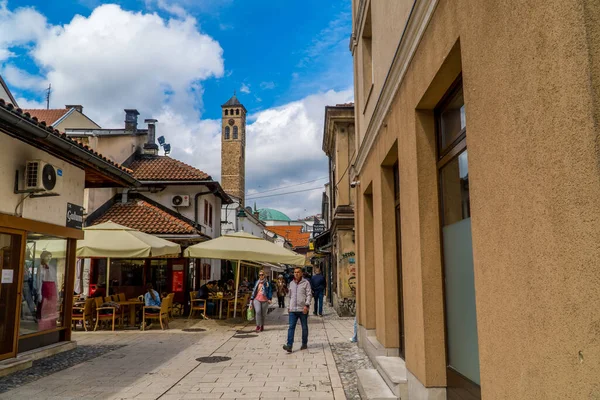 Sarajevo Bosnia Mayo 2023 Edificios Río Miljacka Con Puente Latino Fotos De Stock Sin Royalties Gratis