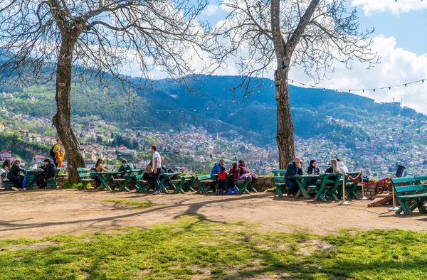 Σαράγεβο Βοσνία Μαΐου 2023 Άτομα Βεράντα Εστιατορίου Θέα Στο Σαράγεβο Εικόνα Αρχείου