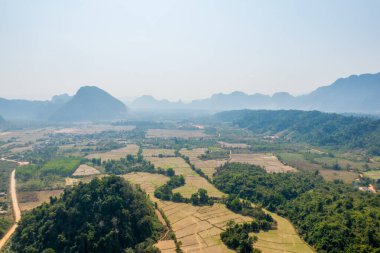 Vang Vieng, Laos 'un çevresindeki karst dağ manzaralarının panorama görüntüsü