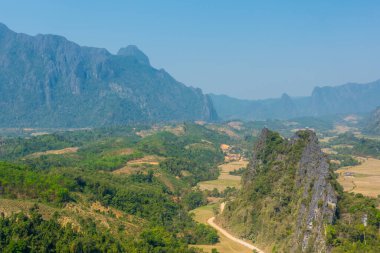 Vang Vieng, Laos 'un çevresindeki karst dağ manzaralarının panorama görüntüsü