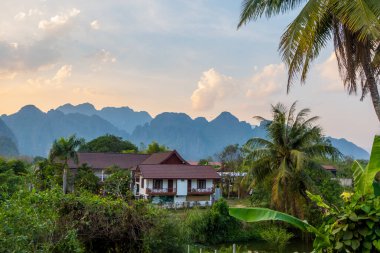 Karst Dağı 'nın Vang Vieng, Laos çevresindeki panoramik günbatımı manzarası