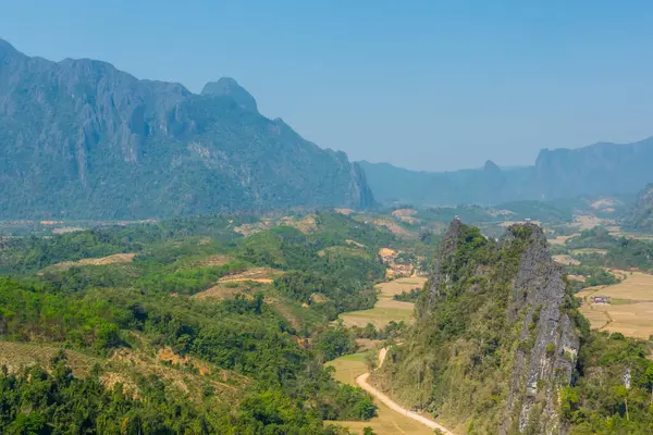 Vang Vieng, Laos 'un çevresindeki karst dağ manzaralarının panorama görüntüsü