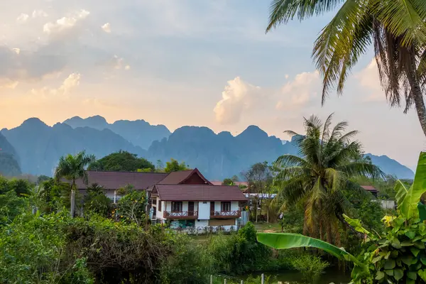 Karst Dağı 'nın Vang Vieng, Laos çevresindeki panoramik günbatımı manzarası