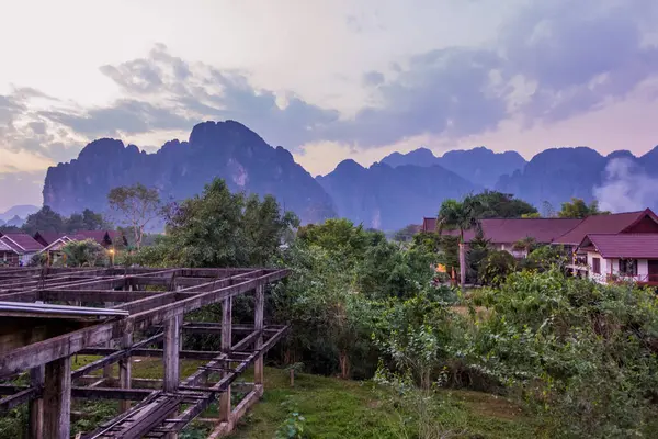Karst Dağı 'nın Vang Vieng, Laos çevresindeki panoramik günbatımı manzarası
