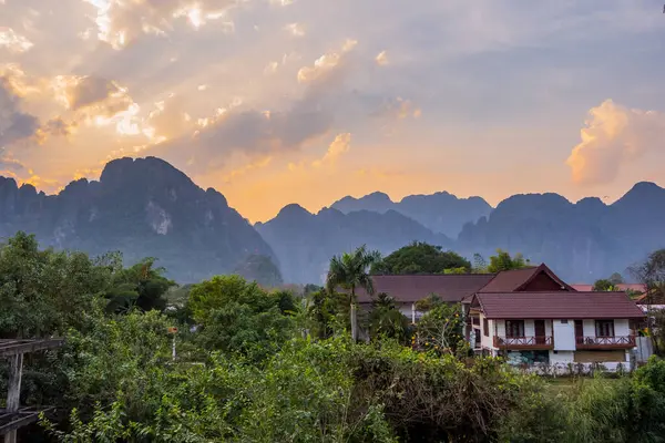 Karst Dağı 'nın Vang Vieng, Laos çevresindeki panoramik günbatımı manzarası