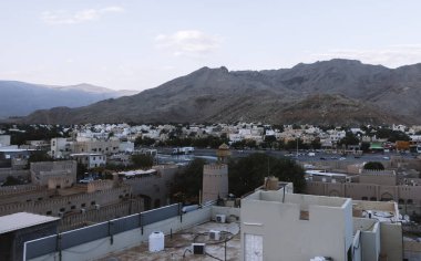 Nizwa, Umman - 3 Mayıs 2024 - Eski şehir Nizwa 'nın tarihi harabeleri ve binaları muhteşem gün batımı manzarası