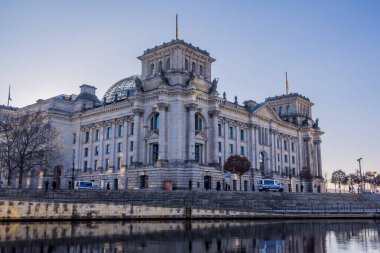 Berlin, Almanya - 10 Ocak 2024 - Alman Parlamentosu (Reichstag) gün batımında
