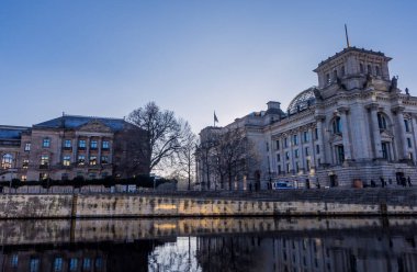 Berlin, Almanya - 10 Ocak 2024 - Alman Parlamentosu (Reichstag) gün batımında