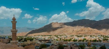 Nizwa, Umman - 3 Mayıs 2024 - Nizwa 'nın tarihi harabeleri ve binaları ile güzel hava manzarası