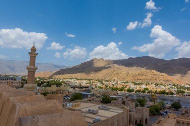Nizwa, Umman - 3 Mayıs 2024 - Nizwa 'nın tarihi harabeleri ve binaları ile güzel hava manzarası