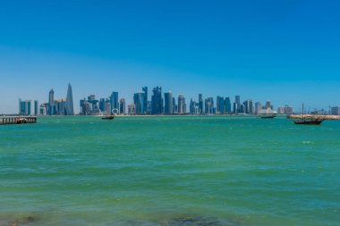 Doha, Katar - 10 Mayıs 2024 - Doha 'nın ufuk çizgisi manzarası