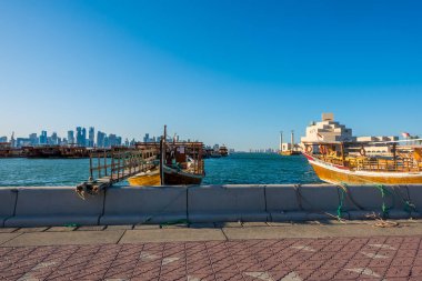 Doha, Katar - 19 Mayıs 2024 - Doha Corniche 'den İslami Sanat Müzesi ve Doha Skyline' ın panoramik görüntüsü