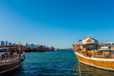 Doha, Katar - 19 Mayıs 2024 - Doha Corniche 'den İslami Sanat Müzesi ve Doha Skyline' ın panoramik görüntüsü