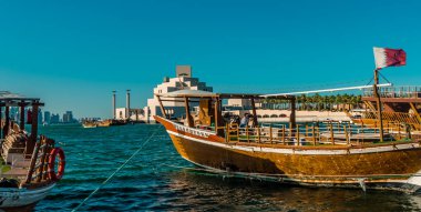 Doha, Katar - 19 Mayıs 2024 - Doha Corniche 'den İslami Sanat Müzesi ve Doha Skyline' ın panoramik görüntüsü