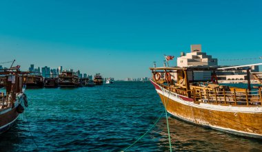 Doha, Katar - 19 Mayıs 2024 - Doha Corniche 'den İslami Sanat Müzesi ve Doha Skyline' ın panoramik görüntüsü