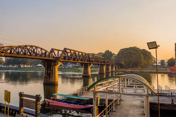 Kanchanaburi, Tayland - 10 Şubat 2024 - Kwai nehri üzerindeki gelinin gün batımı manzarası