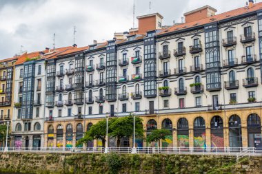 Bilbao, İspanya - 1 Temmuz 2024 - Casco Viejo 'da Filistin bayrakları