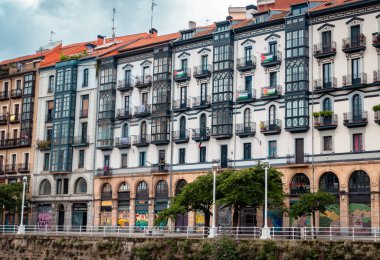 Bilbao, İspanya - 1 Temmuz 2024 - Casco Viejo 'da Filistin bayrakları