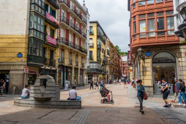 Bilbao, İspanya - 1 Temmuz 2024 - Casco Viejo 'da sokak fotoğrafçılığı