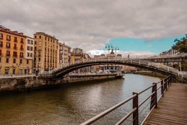 Bilbao, İspanya - 3 Temmuz 2024 - Nervion Nehri ve Ribera Pazarı 'nın panoramik manzarası