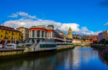 Bilbao, İspanya - 3 Temmuz 2024 - Nervion Nehri ve Ribera Pazarı 'nın panoramik manzarası