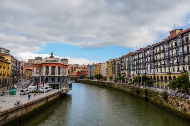 Bilbao, İspanya - 3 Temmuz 2024 - Nervion Nehri ve Ribera Pazarı 'nın panoramik manzarası