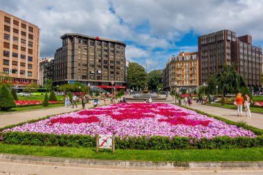 Bilbao, İspanya - 3 Temmuz 2024 - Moyua Meydanı Bilbao, Gran Via