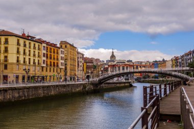 Bilbao, İspanya - 3 Temmuz 2024 - Nervion Nehri ve Ribera Pazarı 'nın panoramik manzarası