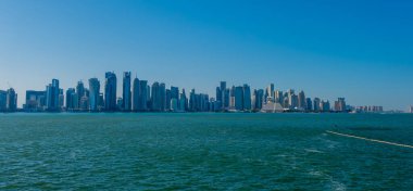 Doha, Katar - 10 Mayıs 2024 - Doha 'nın ufuk çizgisinin panoramik görüntüsü