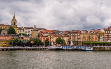 Getxo, İspanya - 2 Temmuz 2024 - Nervion Estuary üzerindeki Getxo kasabasının panoramik manzarası