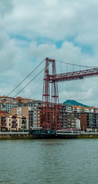 Getxo, İspanya - 2 Temmuz 2024 - UNESCO Dünya Mirası Vizcaya Köprüsü - bir demir ışınlayıcı köprüsü