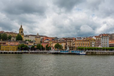 Getxo, İspanya - 2 Temmuz 2024 - Nervion Estuary üzerindeki Getxo kasabasının panoramik manzarası