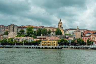 Getxo, İspanya - 2 Temmuz 2024 - Nervion Estuary üzerindeki Getxo kasabasının panoramik manzarası