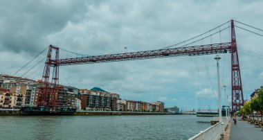 Getxo, İspanya - 2 Temmuz 2024 - UNESCO Dünya Mirası Vizcaya Köprüsü - bir demir ışınlayıcı köprüsü