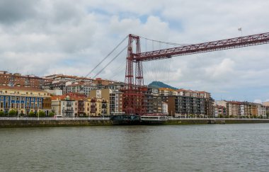 Getxo, İspanya - 2 Temmuz 2024 - UNESCO Dünya Mirası Vizcaya Köprüsü - bir demir ışınlayıcı köprüsü