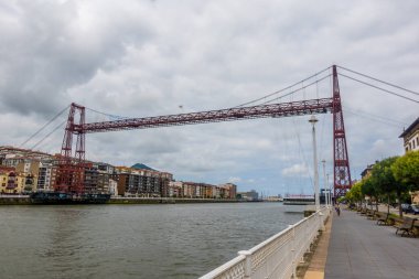 Getxo, İspanya - 2 Temmuz 2024 - UNESCO Dünya Mirası Vizcaya Köprüsü - bir demir ışınlayıcı köprüsü