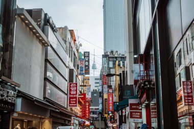 Seul, Kore - 25 Ağustos 2024 - Myeong-dong bölgesinde sokak fotoğrafçılığı