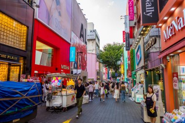 Seul, Kore - 25 Ağustos 2024 - Myeong-dong bölgesinde sokak fotoğrafçılığı