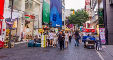 Seul, Kore - 25 Ağustos 2024 - Myeong-dong bölgesinde sokak fotoğrafçılığı